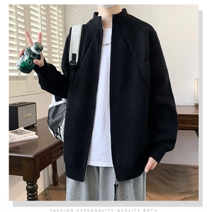 Dettaglio ravvicinato di un cardigan da uomo in maglia nera con collo alto e zip frontale