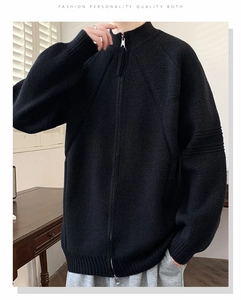 Dettaglio del cardigan in maglia nera da uomo con colletto a zip e strisce sulle maniche