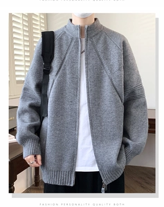 Dettaglio del cardigan in maglia grigia con chiusura a zip e colletto a coste da uomo