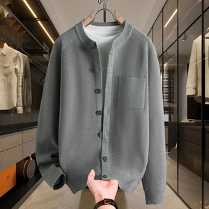Gilet en tricot gris pour homme avec col rond et poche sur cintre en bois