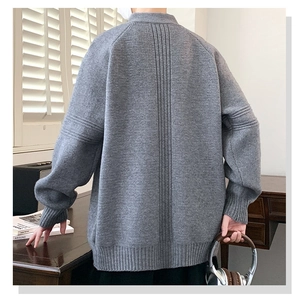 Dettaglio cardigan grigio da uomo con trama a coste verticali sul retro e vestibilità oversize