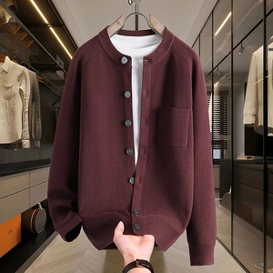 Gilet en maille bordeaux pour hommes avec col rond, poche de poitrine et boutons