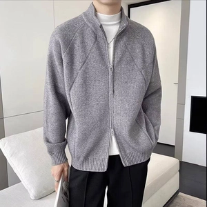 Dettaglio del cardigan grigio con polsini a coste e trama fine ad alta densità