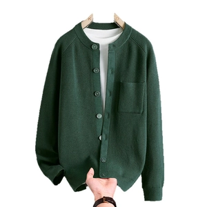 Gilet en maille vert foncé pour homme avec col rond, boutons et poche sur la poitrine