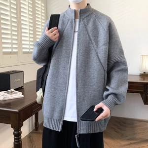 Cardigan in maglia grigia da uomo con collo alto e cerniera per lo stile autunnale