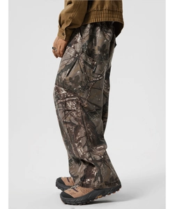 Dettaglio dei pantaloni cargo camouflage larghi con grandi tasche laterali e tessuto canvas
