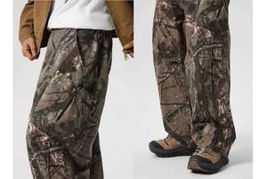 Dettaglio delle tasche cargo su pantaloni mimetici larghi in tela di cotone pesante