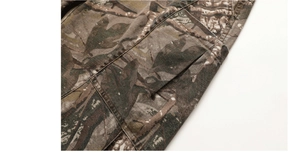 Dettaglio dei pantaloni cargo mimetici con tasca laterale rinforzata e cuciture