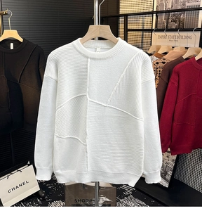 Gros plan détaillé d'un pull en tricot blanc à col rond avec textures géométriques