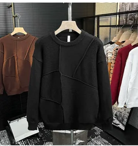 Détail du pull en maille à col rond montrant les textures patchwork et les poignets