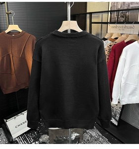 Vue détaillée du pull en maille noire avec poignets et ourlet à larges bords-côtes