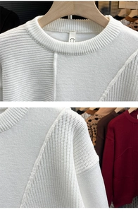 Vue détaillée du pull blanc à col rond avec des textures de maille mixtes et coutures