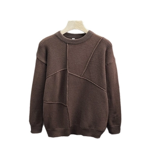 Pull en maille marron pour homme avec textures géométriques mélangées et col rond classique