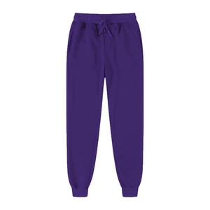 Dettaglio dei pantaloni sportivi viola con vita regolabile con coulisse e polsini a costine