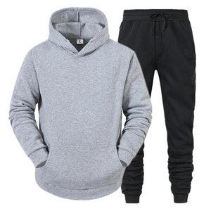 Heren casual trainingspak set met grijze hoodie met trekkoord en zwarte joggingbroek