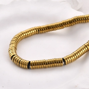 Makro-Detail goldener flacher Hämatit-Abstandshalterperlen für DIY-Schmuck und Handwerk