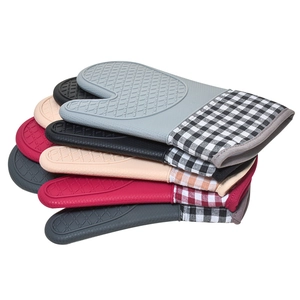 Silicone heat-resistant oven mitts with lattice cuffs in five different colors