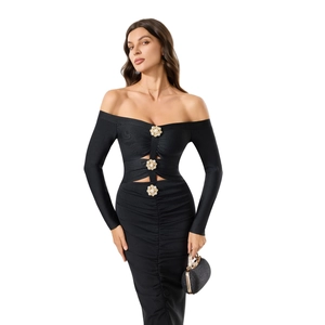 Détail de robe à épaules dénudées avec boutons fleurs dorés et accents de perles fines