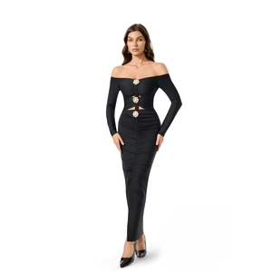 Détail de robe noire à épaules dénudées avec découpe et boutons fleurs en cristal