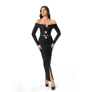 Détails des boutons de fleurs dorées et du tissu froncé sur une robe noire chic