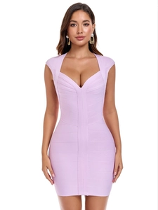 Gros plan sur la robe bandage lilas avec décolleté en V profond et tissu texturé