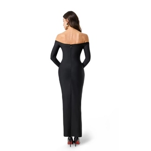 Vue arrière d'une robe longue noire chic à épaules dénudées avec fermeture éclair invisible