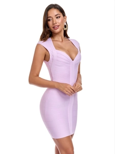 Détail d'une robe bandage lilas montrant le col en V et la texture en maille élastique