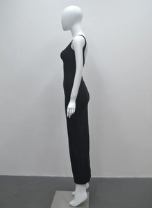 Vista laterale del vestito lungo bandage nero senza schienale con cerniera invisibile