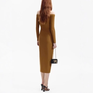 Vue arrière d'une robe jaune moutarde à manches longues et épaules dénudées coupe ajustée