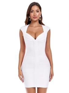 Gros plan sur le décolleté en V plongeant et la texture bandage de la robe blanche