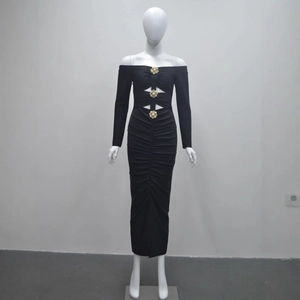 Détail de la robe noire à épaules dénudées avec découpes et boutons de fleurs en perles