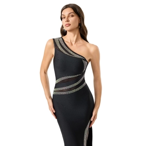 Détail de la robe bandage noire asymétrique avec empiècement en mesh et strass