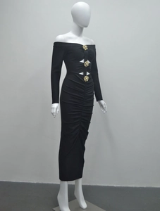 Détail de la robe à épaules dénudées avec découpes en losange et boutons en perles dorées