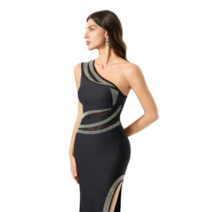 Détail des strass et du patchwork en maille sur la robe noire à épaule dénudée