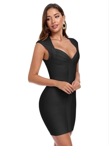 Détail de la robe bandage noire élégante avec décolleté en V profond et rayures