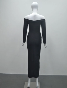 Vue arrière d'une robe moulante noire à manches longues et épaules dénudées