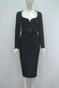 Détail d'une robe moulante noire à manches longues avec ceinture en cuir gaufré et boucle