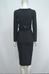 Détail d'une robe longue noire ajustée avec ceinture texture crocodile et fente arrière discrète