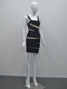 Détail de la robe bandage noire avec rayures découpées beiges et texture côtelée