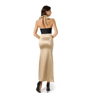 Robe longue dos nu à licou avec nœud doré et jupe sirène en satin de couleur champagne