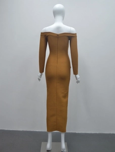 Détail de robe à épaules dénudées avec fermeture éclair au dos et texture en maille