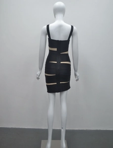 Détail d'une robe bandage noire avec fermeture éclair au dos et rayures en maille