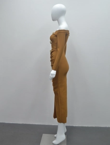 Détail de robe maxi drapée caramel avec boutons perlés et manches longues à épaules nues