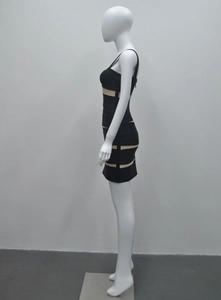 Vue détaillée latérale d'une mini-robe bandage noire à rayures bicolores sur mannequin