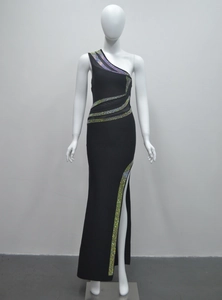 Détails de la robe bandage noire à une épaule ornée de strass brillants élégants