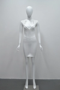 Détail d'une robe bandage blanche avec col en V, texture nervurée et dos nageur