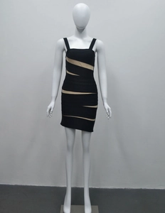 Détail de la robe bandage noire avec bandes contrastées et coupe moulante géométrique