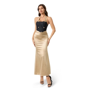 Robe longue dos nu moulante élégante avec jupe en satin doré et corsage noir ajusté