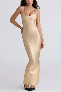 Détails de la robe bandage or champagne avec tissage sculptant et décolleté en U élégant