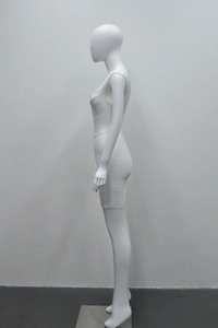 Détail du tissu de la robe bandage blanche et coupe moulante sans manches de profil